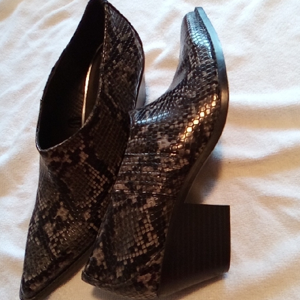 Zara Black Ankle Boots with Sleek Pointed Toe - Picture 6 of 8